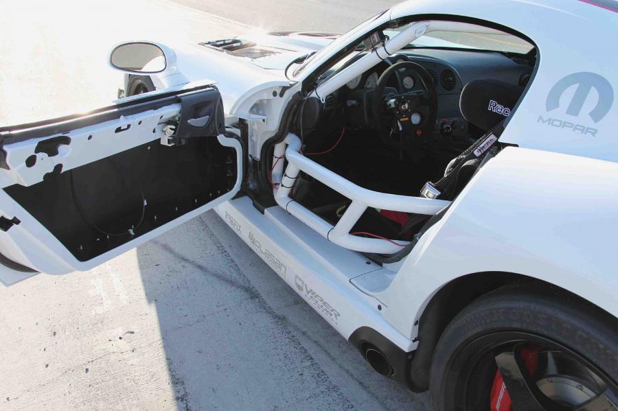 Интерьер Dodge Viper SRT10 ACR-X 2010 года  (фото 8 из 13)